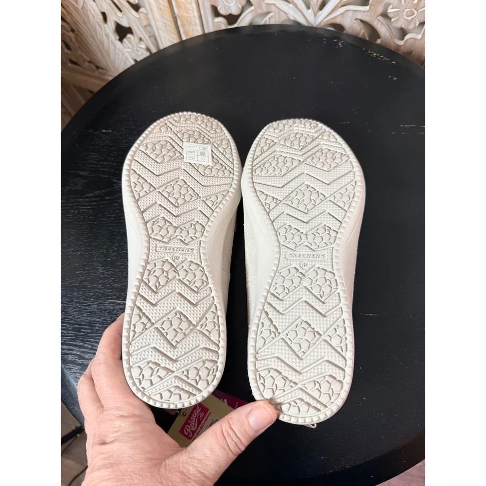 Skechers Relaxed Fit 22545 Natural Beige Memory Foam Flats Womens Size 9 NEW